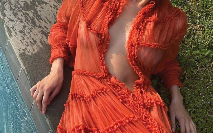 Bà bầu Gigi Hadid ra tay chụp hình bìa Elle tháng 8 cho em gái Bella Hadid