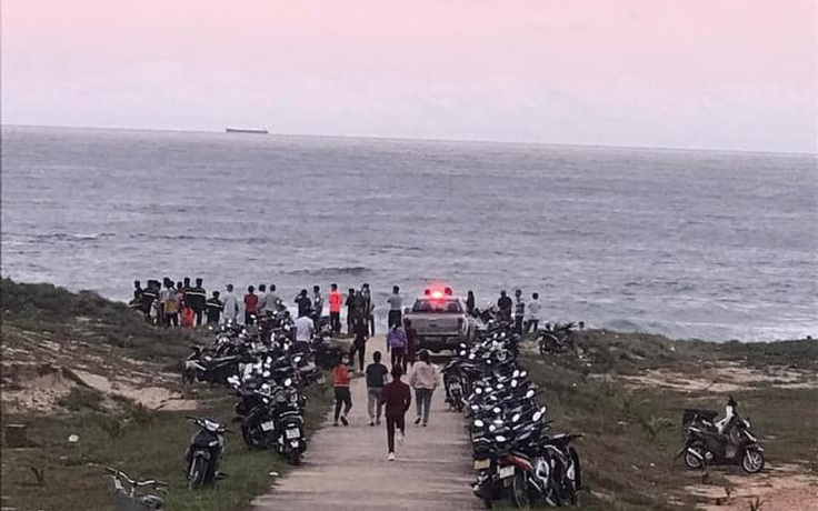 Quảng Ngãi: Tắm biển, 2 nam sinh bị sóng lớn cuốn trôi