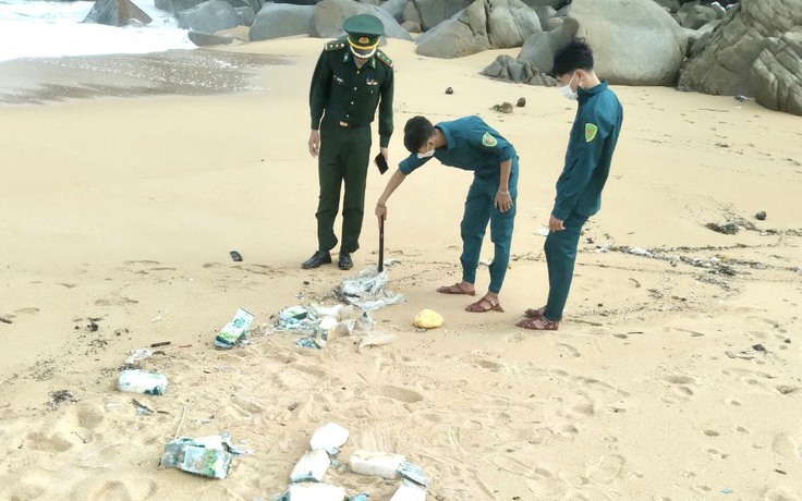 Quảng Ngãi: Phát hiện gần 20 kg ma túy trôi dạt vào bờ biển