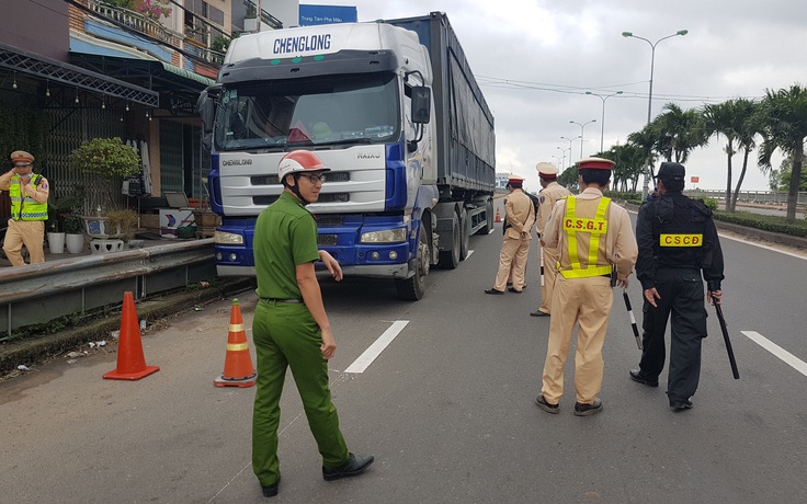 Bình Định: Chở quá tải trọng, xe đầu kéo bỏ chạy khi gặp CSGT