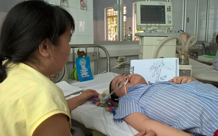 Kỳ tích cậu bé 8 năm ngậm ống thở vẽ tranh bên giường bệnh