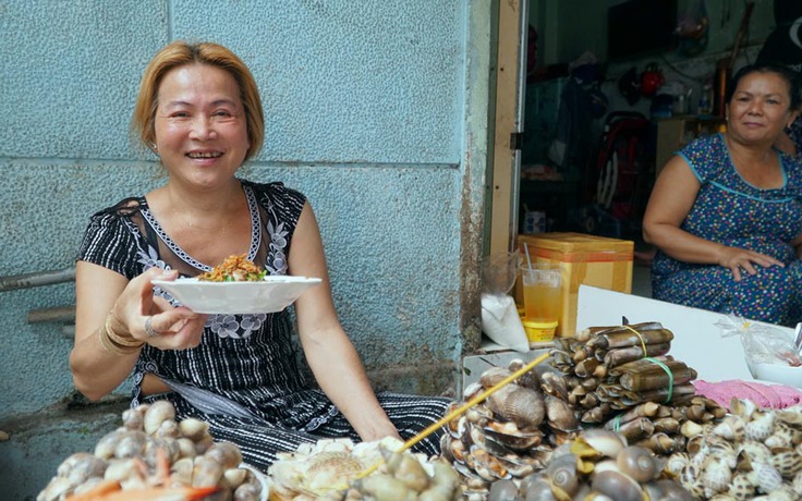 Quán ốc chỉ bán buổi sáng Sài Gòn và bí mật của chủ quán Út Điệu