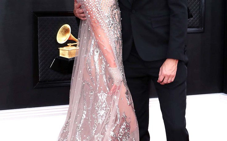 Những cặp đôi “tình bể bình” trên thảm đỏ Grammy 2022
