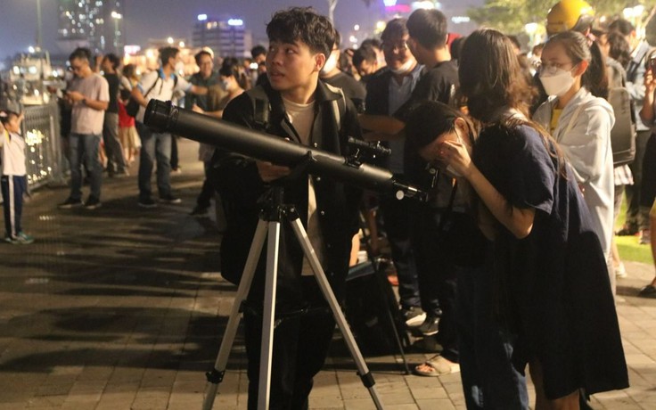 Hàng trăm người háo hức chiêm ngưỡng "tiệc trăng máu” giữa lòng thành phố
