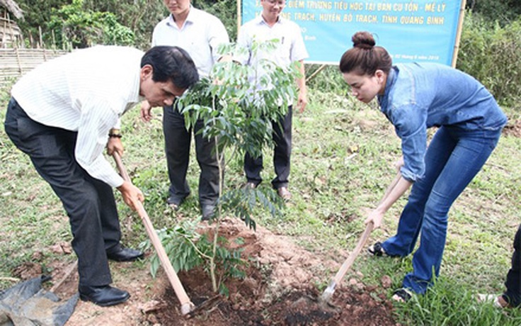 Hồ Ngọc Hà về quê cuốc đất trồng cây làm từ thiện cùng gia đình