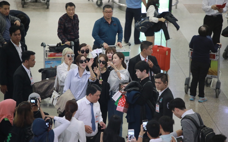 T-ara liên tục chụp ảnh 'tự sướng' khi xuống sân bay Tân Sơn Nhất