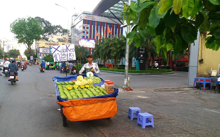 Xoài keo Campuchia giá rẻ tràn ngập vỉa hè