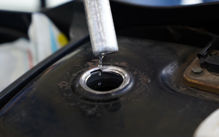 Giá xăng dầu hôm nay 13.7.2022: Lao dốc hơn 7%, thủng mốc 100 USD/thùng