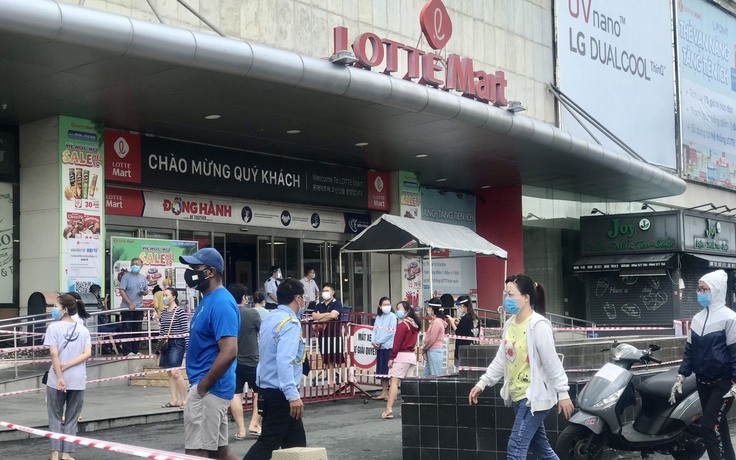 LotteMart Phú Thọ mở cửa trở lại : 'Chờ vào được bên trong là hết rau'