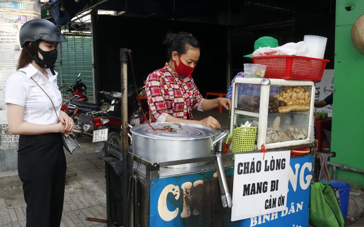 Người Sài Gòn ra quán ăn sáng, uống cà phê sau 3 tuần cách ly xã hội