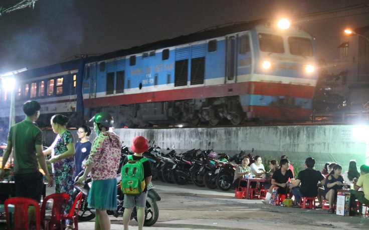 'Độc' nhất quán ốc Sài Gòn không bao giờ tăng giá, vừa ăn vừa ngắm tàu lửa