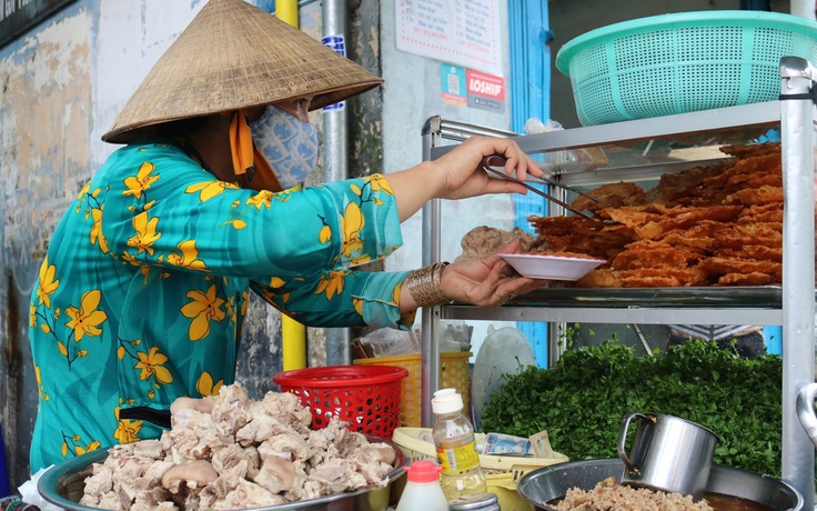 Có gì ở quán chị Mười mỗi ngày 1 món khiến hẻm Sài Gòn đông nghẹt?