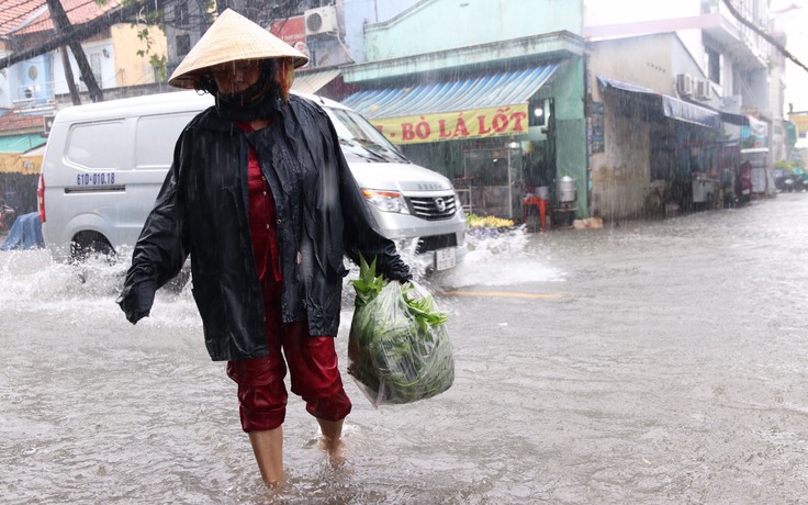 Sài Gòn trời mưa từ sáng đến chiều: Người lội nước, người buồn rầu vì ế
