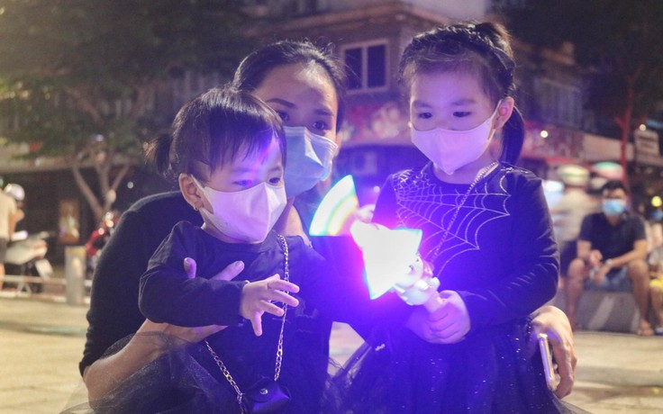 Sau nhiều tháng, người Sài Gòn dắt con trẻ ra phố đi bộ Nguyễn Huệ hưởng cảm giác Halloween