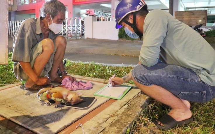 Ông cụ bán vé số từng từ chối 75 triệu được người Sài Gòn tặng chó con bầu bạn