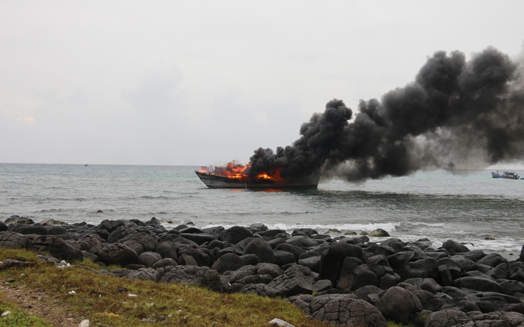 Cháy tàu thu mua cá ở đảo Phú Quý thiệt hại hàng tỉ đồng