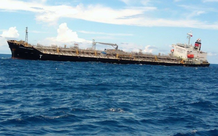 Chuyển 10.000 tấn hóa chất khỏi tàu nước ngoài bị nạn ở Phú Quý