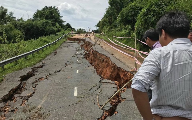 Sạt lở nghiêm trọng, QL 28B tê liệt hoàn toàn