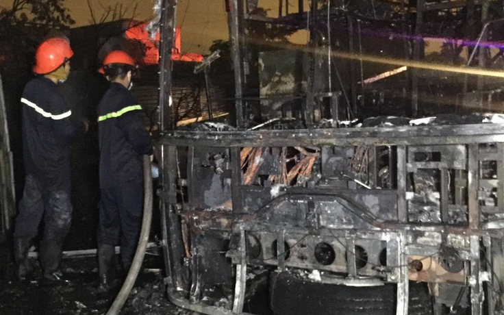 Xe khách cháy rụi, 44 hành khách thoát chết trong gang tấc