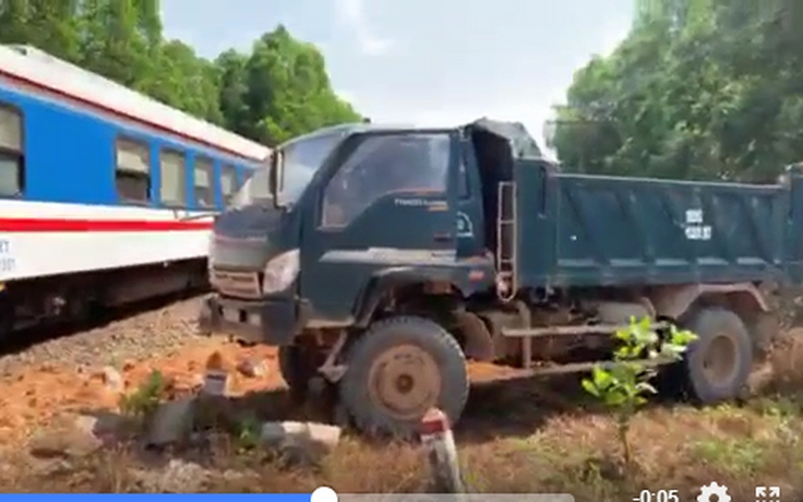 Đoàn tàu hỏa chở nhiều du khách tông vào xe ben ở Bình Thuận