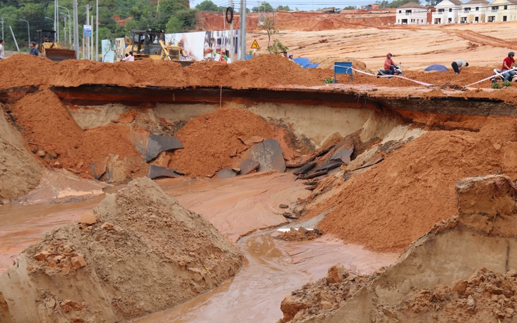 Sạt lở đường ven biển nghiêm trọng tại Phan Thiết