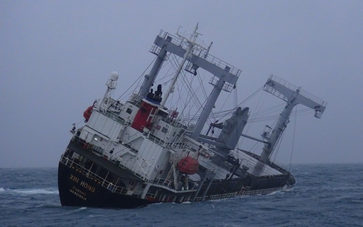 Cứu 10 thuyền viên của tàu Panama bị chìm ở đảo Phú Quý, Bình Thuận