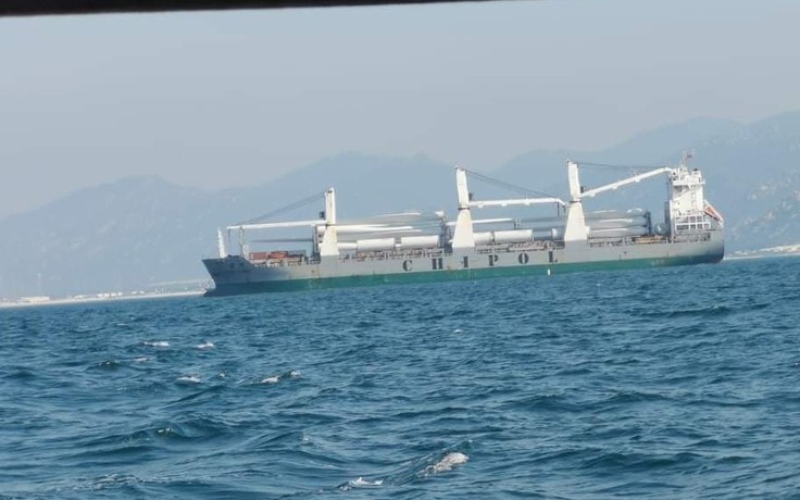 Bình Thuận: Thủy thủ 2 tàu chở cánh quạt điện gió cập cảng Vĩnh Tân không được lên bờ