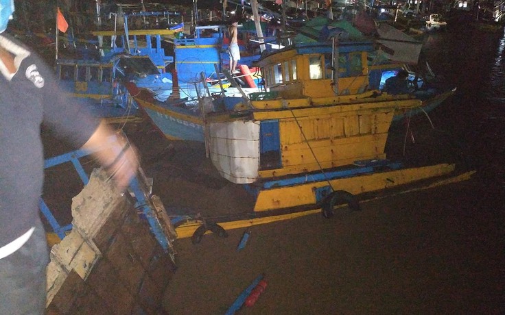 Bình Thuận: Lũ quét bất ngờ trên sông Dinh nhấn chìm nhiều tàu cá của ngư dân