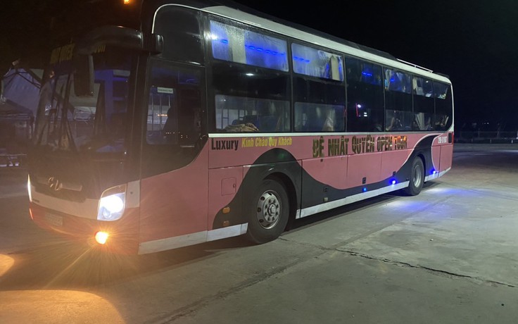 CSGT Bình Thuận phát hiện vụ xe khách thuê xe tải chở 24 người vượt chốt