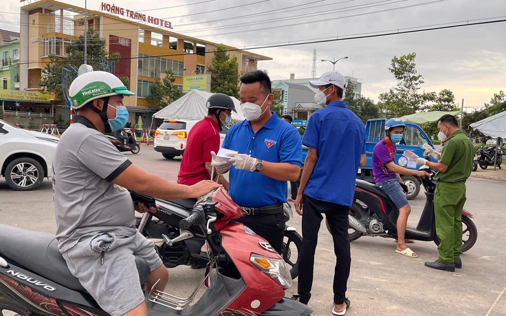 Người tiêm đủ 2 mũi vắc xin Covid-19 đến Bình Thuận tự theo dõi tại nhà