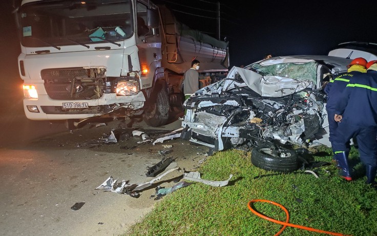 Tai nạn ở Bình Thuận: Xe hơi mới mua chưa gắn biển số va chạm xe ben, 2 người chết