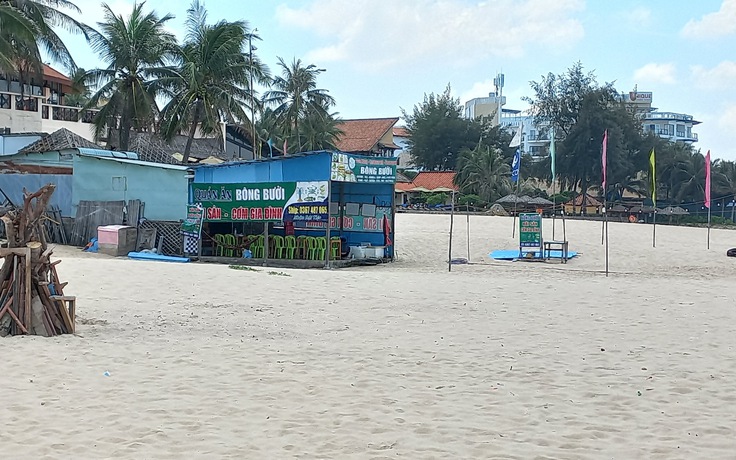 Rác 'chiếm đóng' bãi biển Phan Thiết