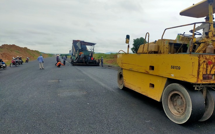 Cao tốc Vĩnh Hảo-Phan Thiết: Tăng tốc 3 ca 4 kíp bù tiến độ bị chậm trễ