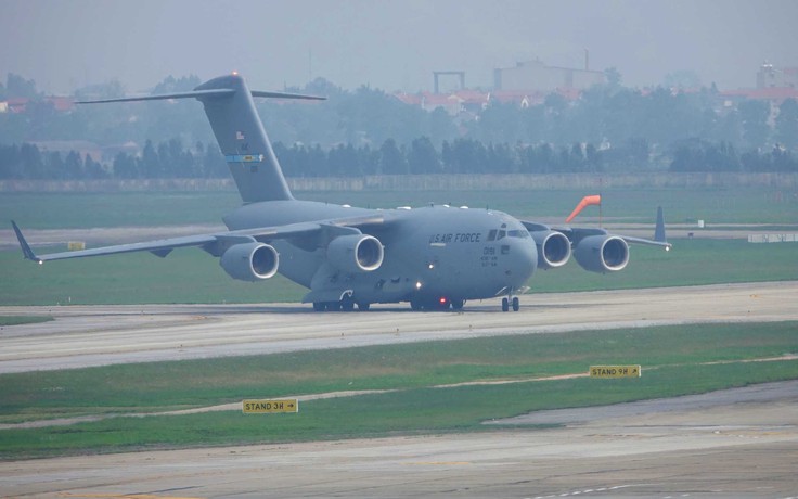 Cận cảnh C-17 mang theo 'siêu trực thăng' Marine One vừa hạ cánh xuống Nội Bài