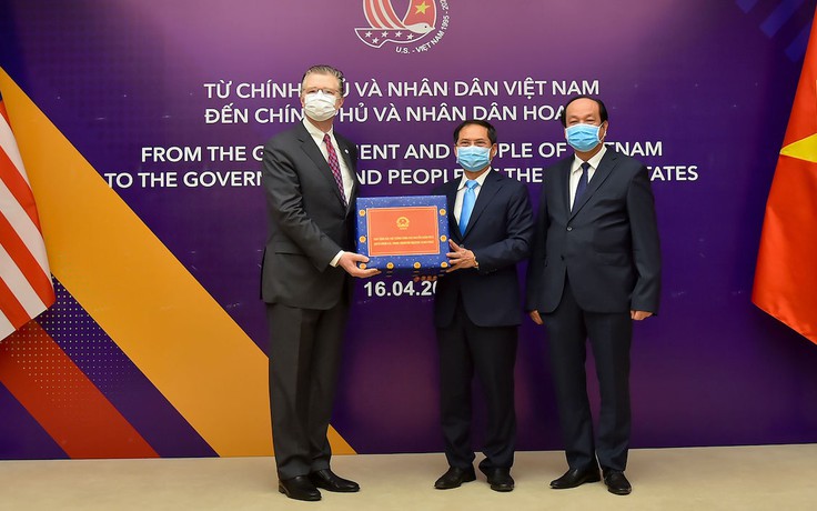 Việt Nam trao tặng vật tư y tế chống Covid-19 cho Nhật, Mỹ