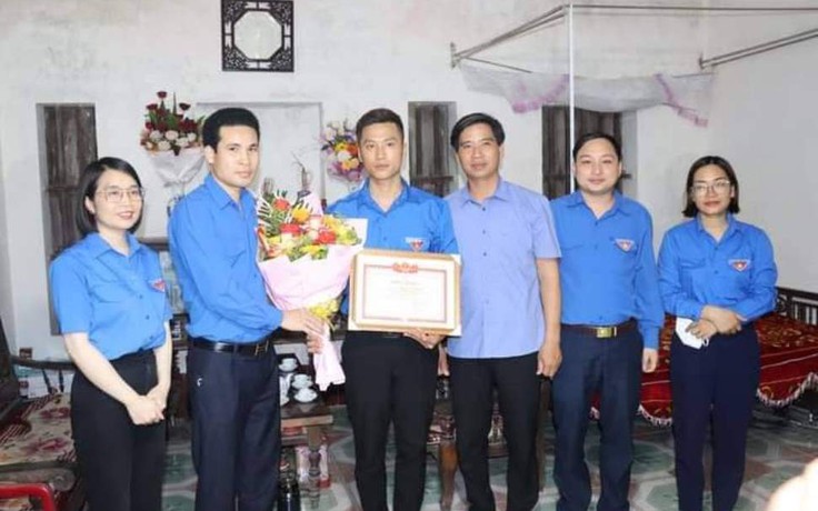 UBND Nam Định tặng bằng khen cho thanh niên lao xuống dòng nước xiết cứu nữ sinh
