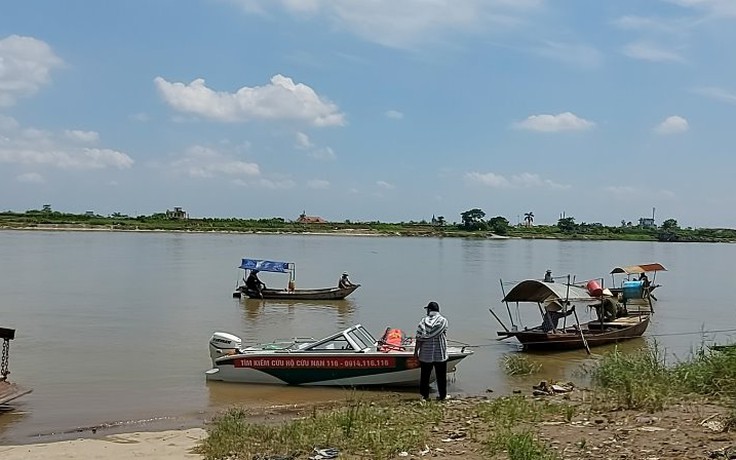 Thái Bình: Đi bắt cáy cùng bà nội, cháu bé trượt chân xuống sông, đuối nước tử vong