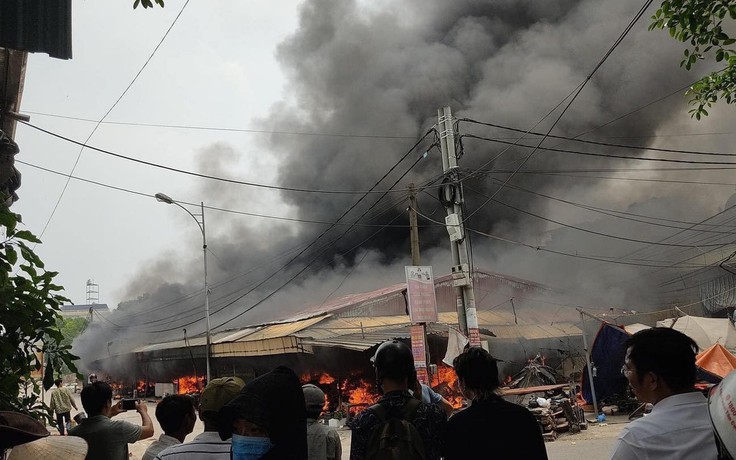 Hưng Yên: Chợ Ngọc Lịch bốc cháy dữ dội