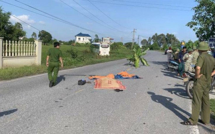 Thái Bình: Va chạm xe khách, vợ tử vong, chồng bị thương