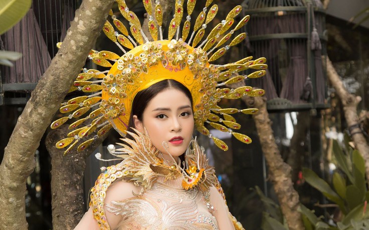 Á hậu Lý Kim Thảo tái xuất sàn catwalk, mặc áo dài trăm triệu làm vedette