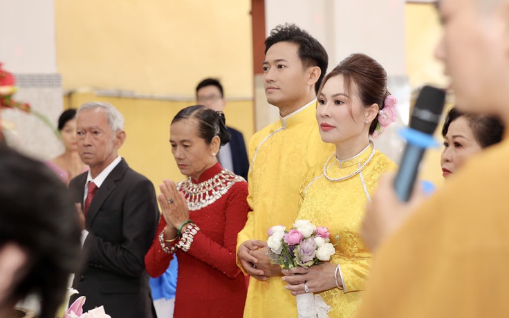 Quý Bình và bà xã doanh nhân thề nguyền yêu thương ở lễ Hằng Thuận