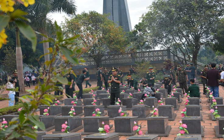 Đại tướng Huốt Chiêng viếng Nghĩa trang liệt sĩ H.Đức Cơ