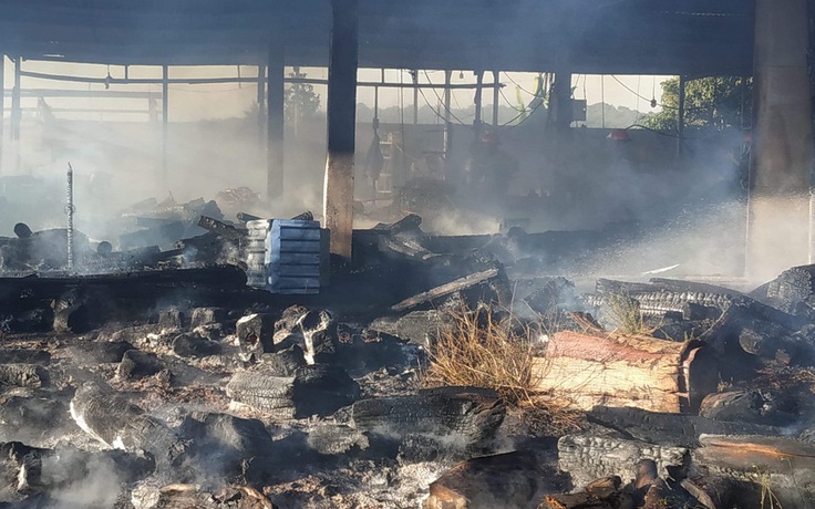 Pleiku: Cháy rụi xưởng làm đũa trong sáng 30.4