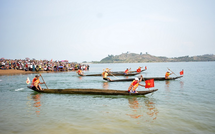 Hào hứng với Hội đua thuyền độc mộc trên sông Pô Kô