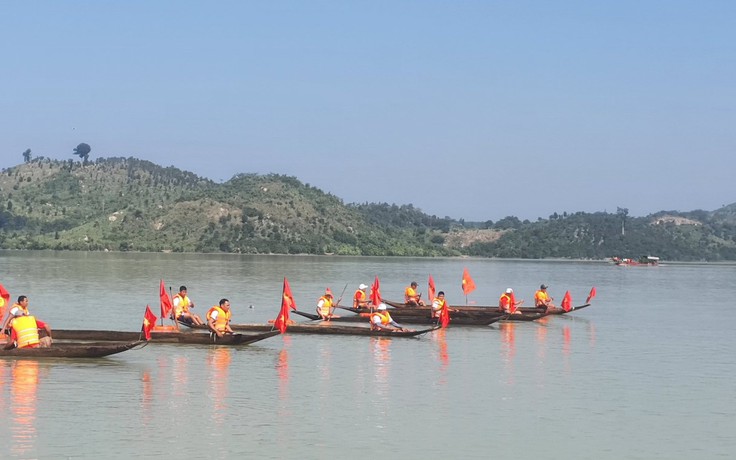 Đua thuyền độc mộc trên sông Pô Cô