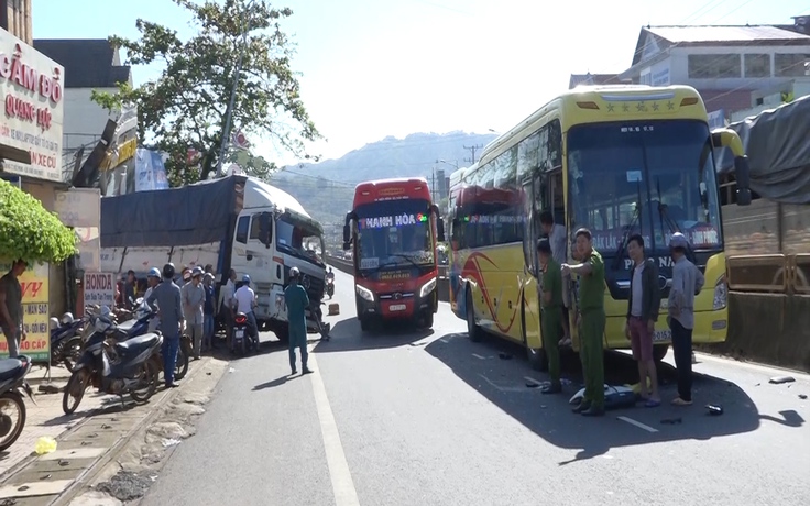 Tai nạn hy hữu ở Bình Phước: Xe tải tuột dốc tông sập nhà dân