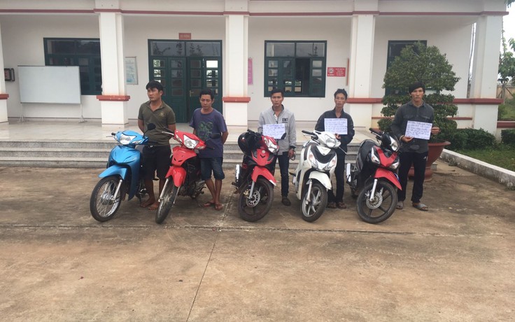Bàn giao 5 nghi phạm 'mang xe gian qua Campuchia tiêu thụ' cho Công an Lộc Ninh