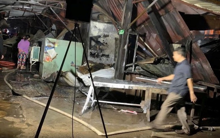 Bình Phước: Cháy lớn tại chợ Phước Long trong đêm, 40 sạp hàng bị thiêu rụi