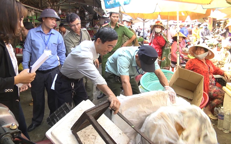 Hơn 200 kg thịt heo hôi thối phát hiện tại chợ Đồng Xoài