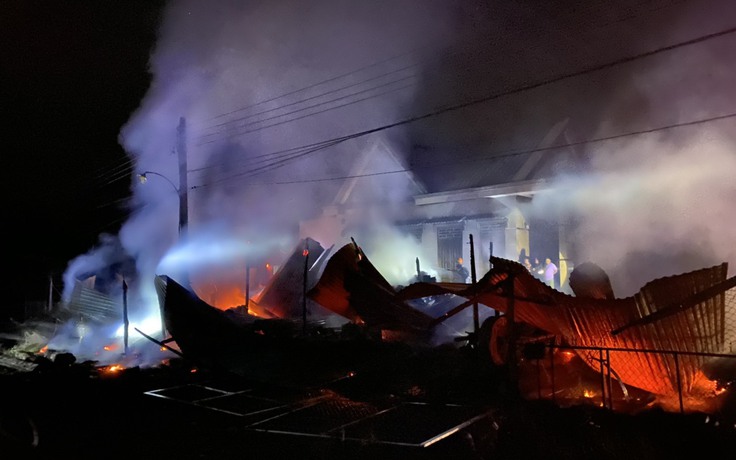 Hỏa hoạn thiêu rụi xưởng gỗ ở Bình Phước sau tiếng nổ lớn, 1 người tử vong